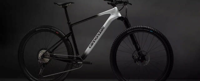 The 2022 Cannondale Scalpel HT is a lightweight carbon hardtail with a 66.5° head angle